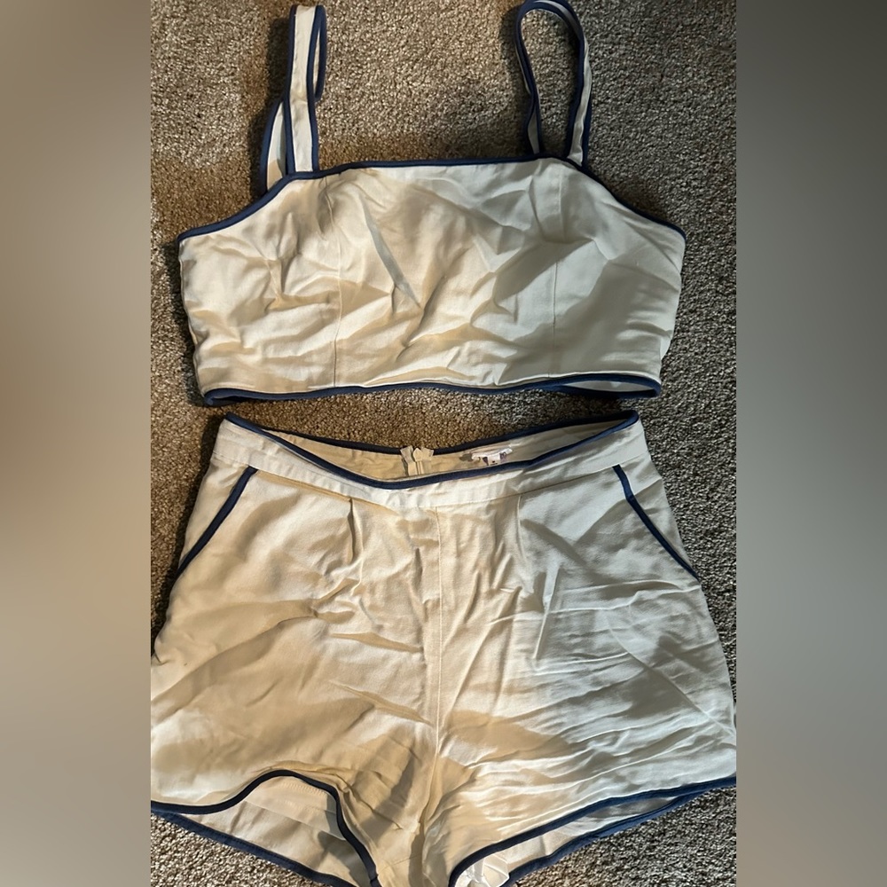 VICI set. Cream and white